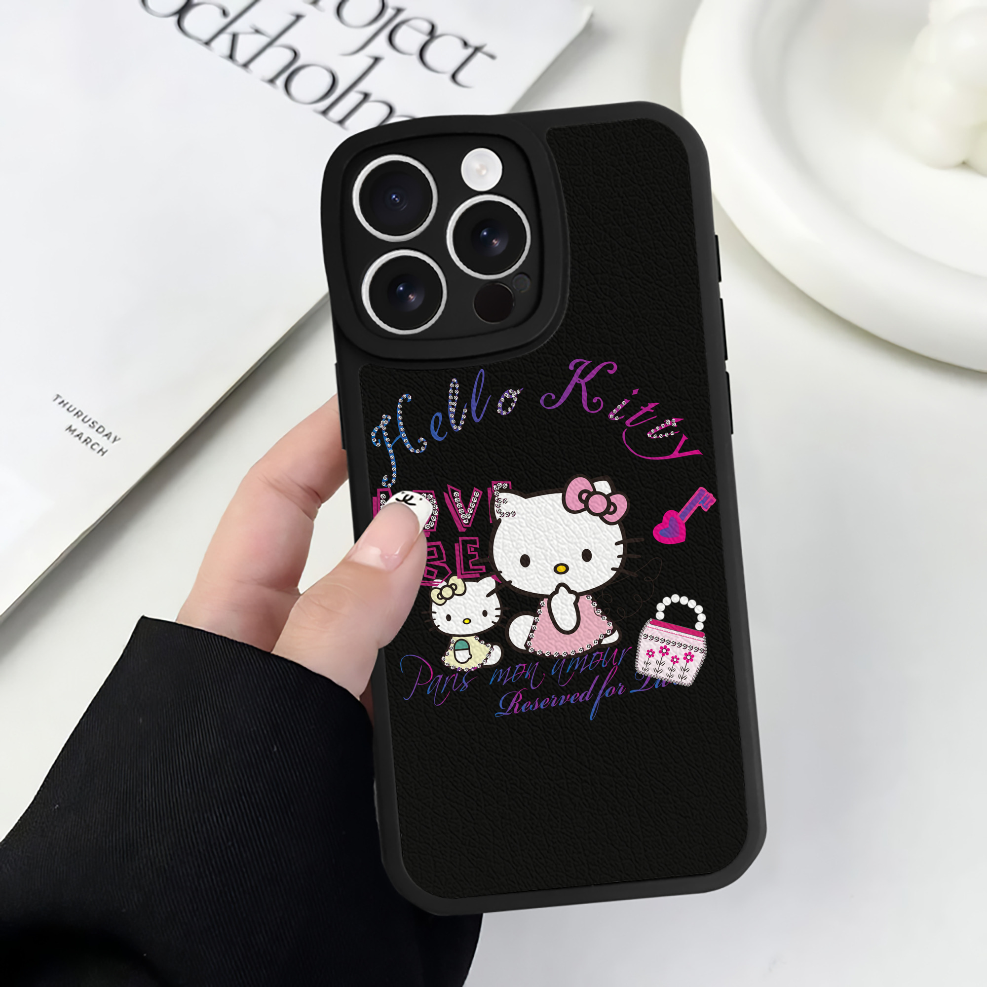 （画像用） Hello Kitty ハローキティ 【iPhone 16シリーズ対応】シリコンスマホケース（レザー調） 材質：シリコン